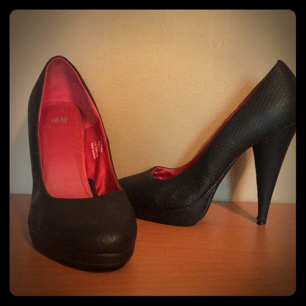 Black pumps